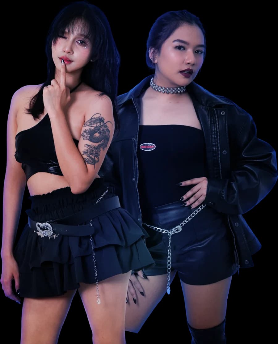 Xora and Tania arriving on Day 2 of Carnaval of Screams: The Arrival